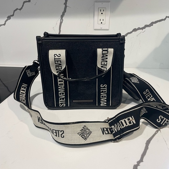 Steve Madden Black Messenger Bag Sleek and Minimalist - Picture 14 of 16